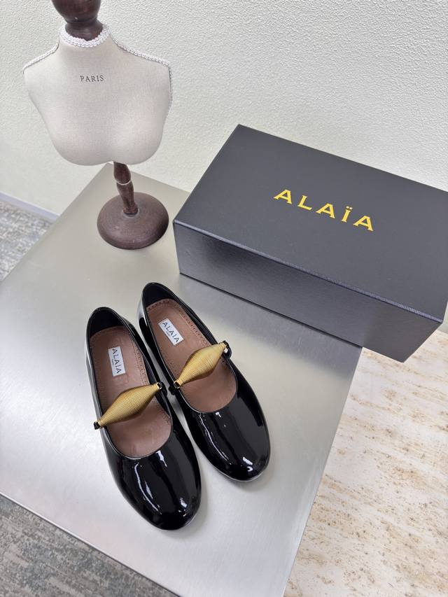 弹簧装饰 平底单鞋 平底Alaia 拖鞋来自巴黎 一见倾心 黑色 小牛漆皮 高级 经典 平底 小牛漆皮 阿莱娅还有另外性感的一面 配上不同款式，不同风格都能轻松