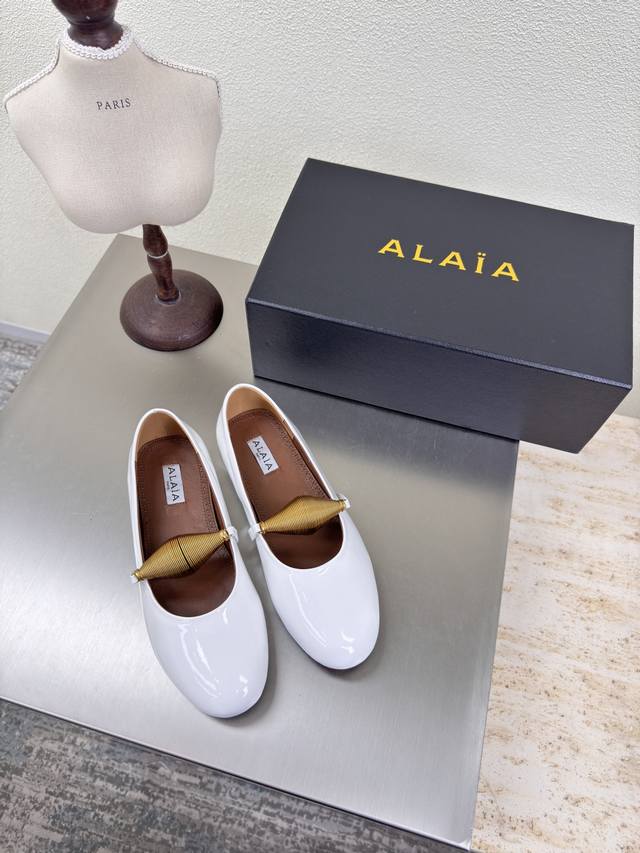 弹簧装饰 平底单鞋 平底Alaia 拖鞋来自巴黎 一见倾心 白色 小牛漆皮 高级 经典 平底 小牛漆皮 阿莱娅还有另外性感的一面 配上不同款式，不同风格都能轻松