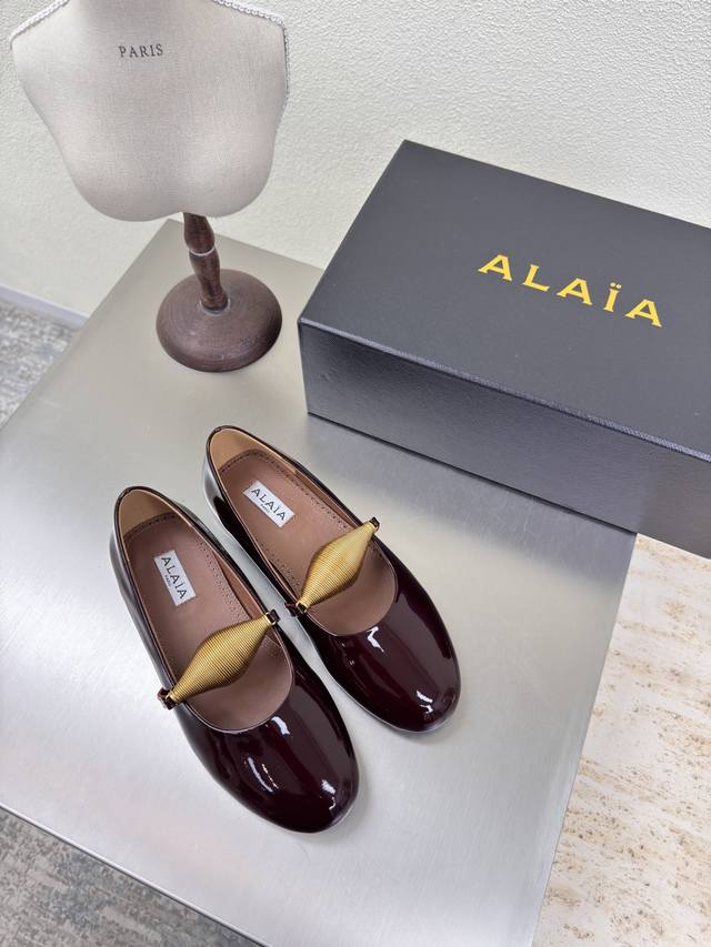 弹簧装饰 平底单鞋 平底Alaia 拖鞋来自巴黎 一见倾心 酒红色 小牛漆皮 高级 经典 平底 小牛漆皮 阿莱娅还有另外性感的一面 配上不同款式，不同风格都能轻