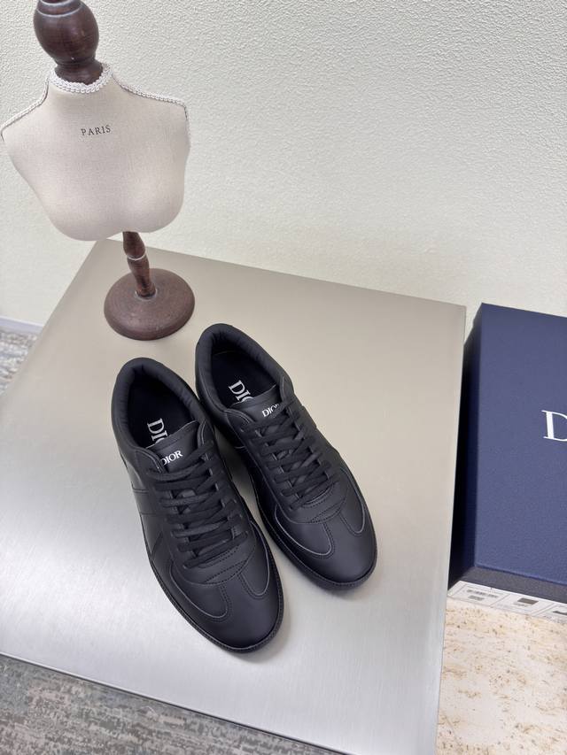 Dior 男女款 德训鞋 原版一致 黑色 男款10 质感满满 小牛皮搭配牛反绒皮 鞋型升级到极致脚感 超级美 今年必不可少的时尚单品 D-Doll系列经典珍珠配