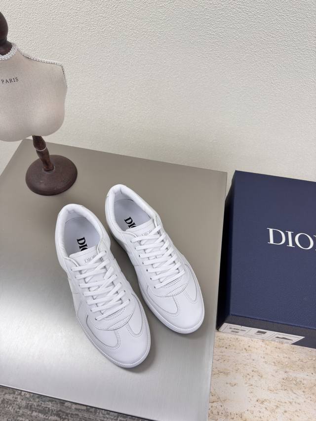 Dior 男女款 德训鞋 原版一致 纯白色 男款10 质感满满 小牛皮搭配牛反绒皮 鞋型升级到极致脚感 超级美 今年必不可少的时尚单品 D-Doll系列经典珍珠