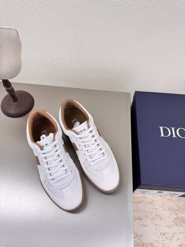 Dior 男女款 德训鞋 原版一致 白色 男款10 质感满满 小牛皮搭配牛反绒皮 鞋型升级到极致脚感 超级美 今年必不可少的时尚单品 D-Doll系列经典珍珠配