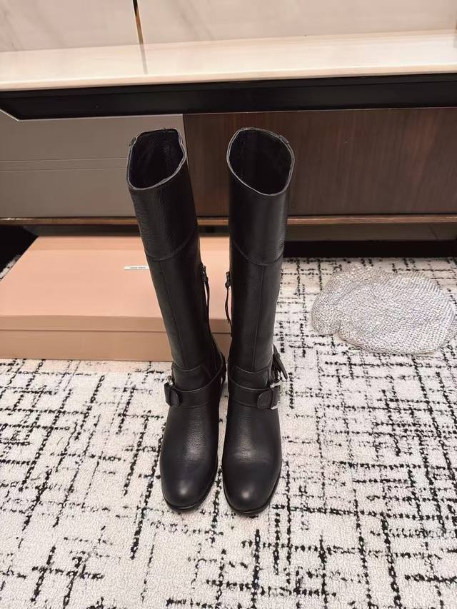代购级 Miu Miu 25S经典走秀早秋机车靴 粗跟皮带扣复古机车西部靴子系列 夏天都可以穿的靴子来了 王炸款 整体设计透露着波希米兰的随性和洒脱 极具特色的