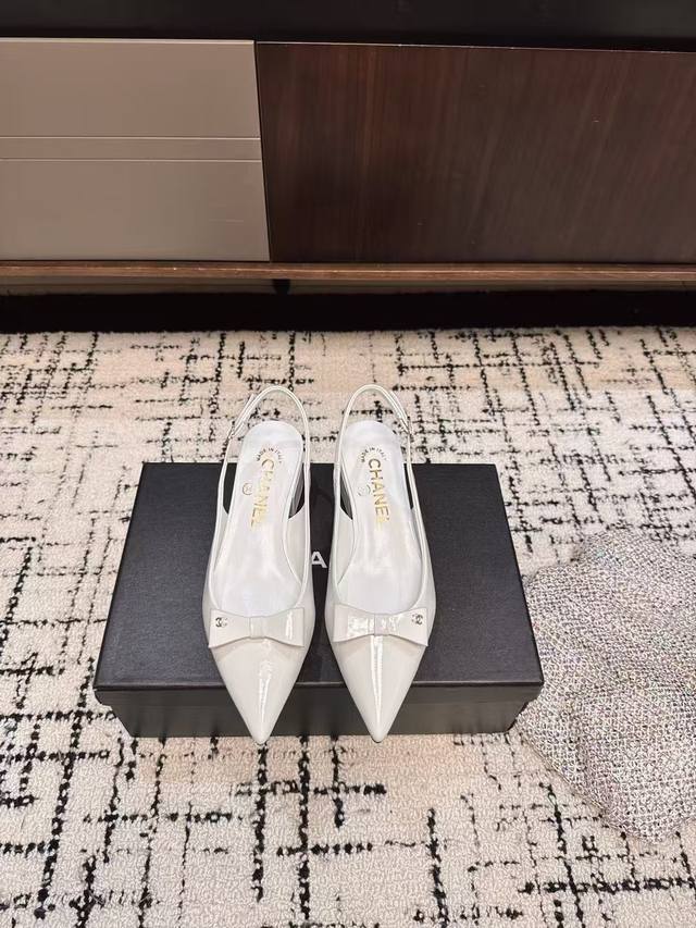 Chanel 25Ss 香奈儿 后空单鞋 真的一眼爱了，经典完美搭配！ 真的超级有个性，是这款鞋子最大的亮点，醒目而不浮夸的设计，超日常超酷， 无论搭配裤子卫衣