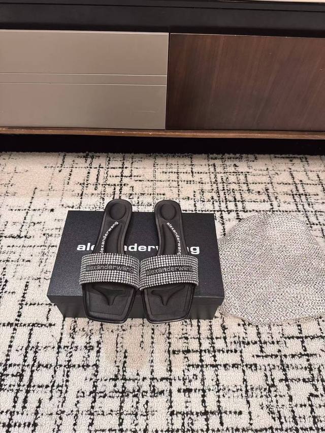 代购级 Alexanderwang 大王 25Ss 春夏最新款 澳钻 凉拖鞋 个性御姐风 超有质感 爱了爱了 该款设计简约上脚时尚舒服 夏季不可缺少的一款大王呈