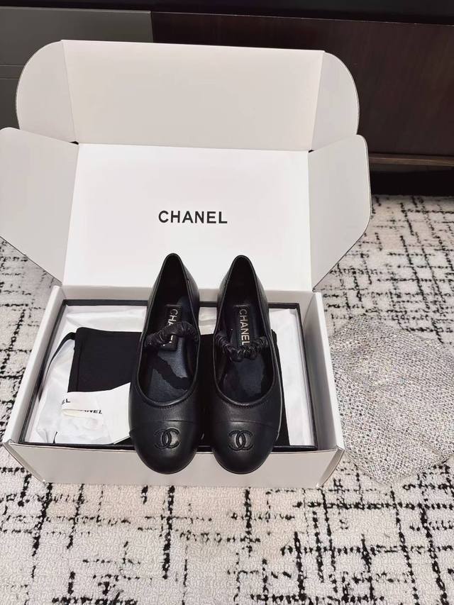 代购级 Chanel 24Ss 香奈儿玛丽珍 真丝绒单鞋 早秋系列火爆上新，这一季香家小爆款！ 真的一眼爱了，经典拼色完美搭配！ 真的超级有个性，是这款鞋子最大