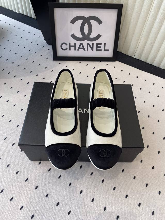 Chanel新款单鞋 众多明星网红上脚 国内外博主刷爆的一个百搭系列 春夏衣橱搭配必备 进口羊皮 天鹅绒 进口水晶羊皮内里 原版开模定制真皮大底 Size: 3