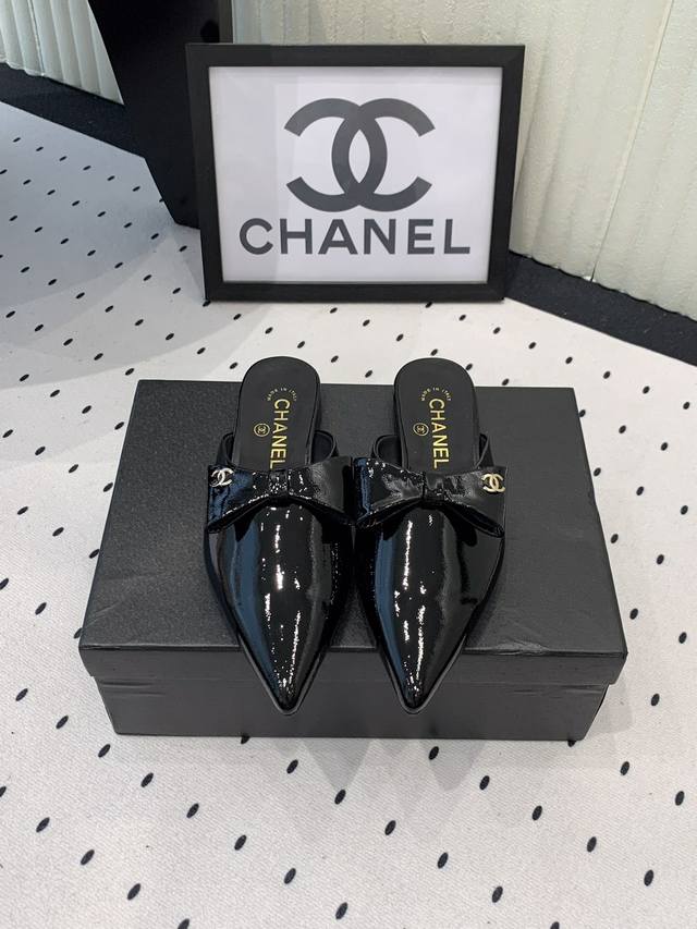 Chanel新款拖鞋 众多明星网红上脚 国内外博主刷爆的一个百搭系列 春夏衣橱搭配必备 进口牛漆皮鞋面 进口水晶羊皮内里 原版开模定制真皮大底 Size: 35