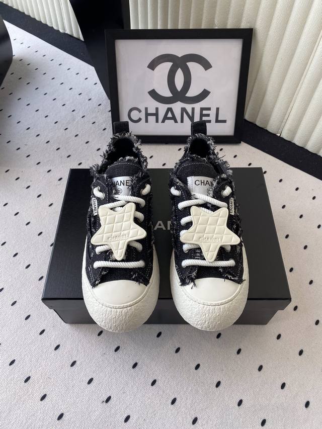 Chanel春夏新款休闲鞋 超级喜欢这系列了 换上这款牛仔布休闲鞋鞋 感觉整个人心情都超级Nice 进口牛仔布鞋面 原版耐磨Tpu大底 Size：35-39 4
