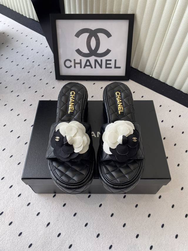 Chanel新款厚底拖鞋 夏天旅游必备懒人拖鞋 上脚舒适柔软特显腿型 原版进口羊皮鞋面 羊皮内里垫脚 原版开模大底 Size:35-39 40 41订做