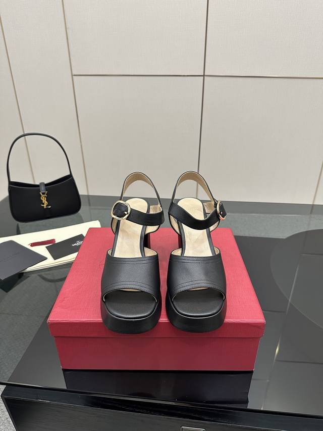 Valentino 华伦天奴25Ss春夏 新品防水台高跟凉鞋 一双恨天高防水台高跟凉鞋 足以点燃你的时尚野心 气场十足。 鞋头呈鱼嘴状 恰到好处地露出脚趾 瞬间