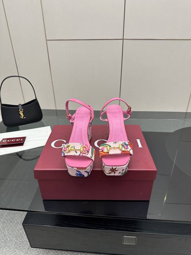 Gucci2025古奇夏季最新马衔扣凉鞋 这款女士金色调配件印花融合，彰显品牌传承，尽显别样魅力。采用精致羊皮打造，设计优雅而不失随性，是暖季造型的清爽理想单品