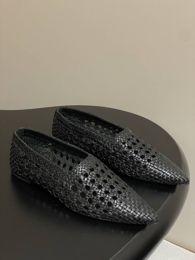 爆炸款 Loro Piana 诺悠翩雅 Lp70S春夏新款 牛皮手工编织镂空乐福鞋老钱风复古单鞋尖头芭蕾舞鞋 Ayame平底芭蕾舞鞋采用手工精制，醒目吸睛。手工