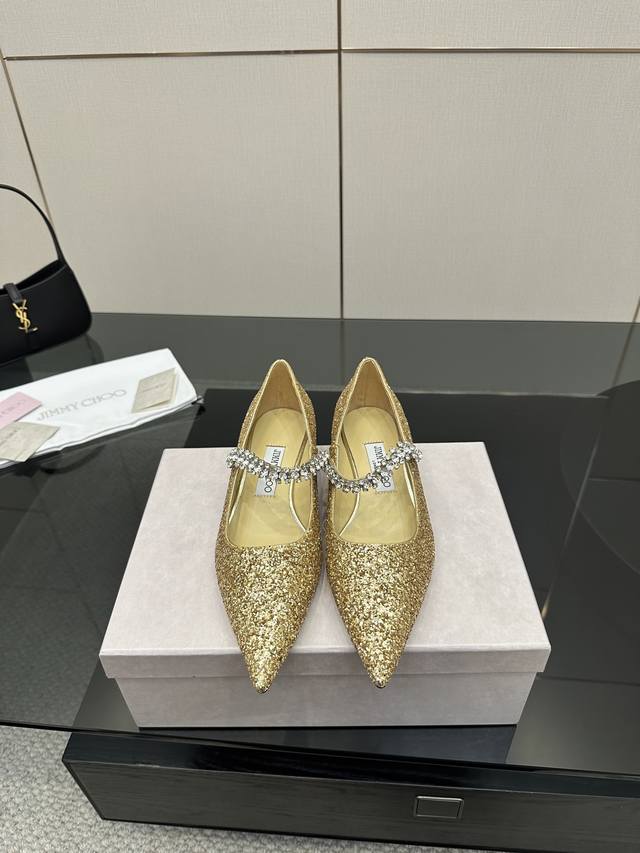 Jimmy Choo｜周仰杰经典一字钻带玛丽珍鞋 你衣柜里裙子最好的伴侣，相信我就佩服Jc家的高跟鞋履设计师把女人的心理把握的很到位，做出来的鞋子绝对会让任何一