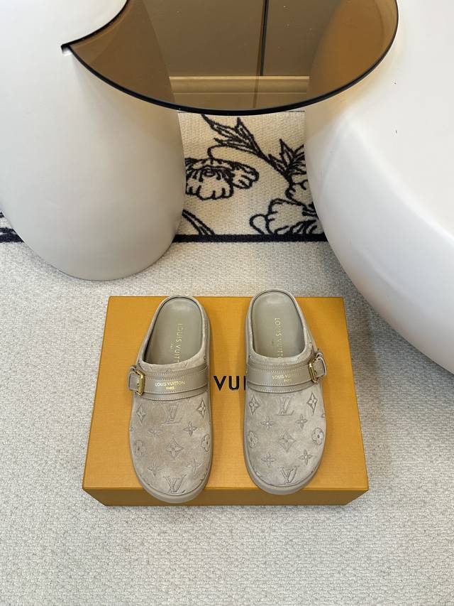 Louis Vuitton｜路易斯威登25Ss新款勃肯拖鞋 可可爱爱、脚感简直不要太好 侧面Logo扣点睛之笔 简约又高级 露跟设计 即穿即走 懒人福音 上脚效