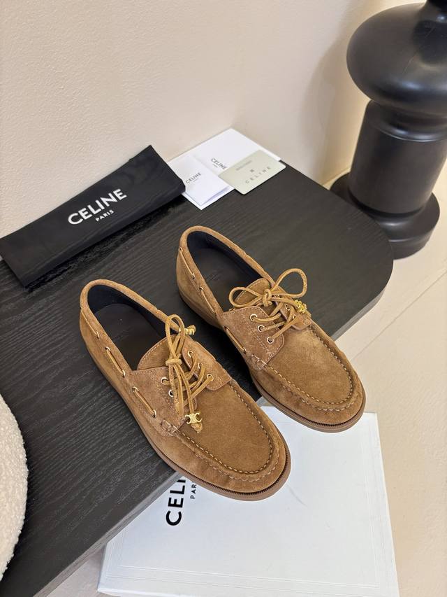 Celine思琳最新款凯旋门扣 乐福鞋 超级超级无敌火爆的一个款这款我们家每个版面的五金扣都要开模1:1定制！大小质感与原版完全一致鞋面材质采用进口高丝光小牛皮