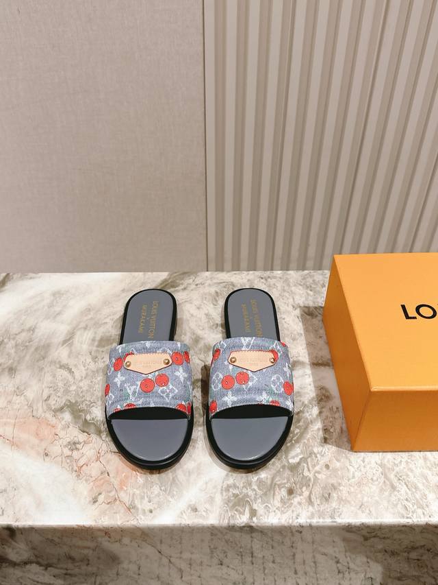 225 驴家早春新品 New Arrival～Lv春夏涂鸦拖鞋，也太出彩了！时尚性感舒适，拉满了夏日美鞋能给的满分情绪价值.鞋的造型也很乖巧好看呀！ 鞋面选用进