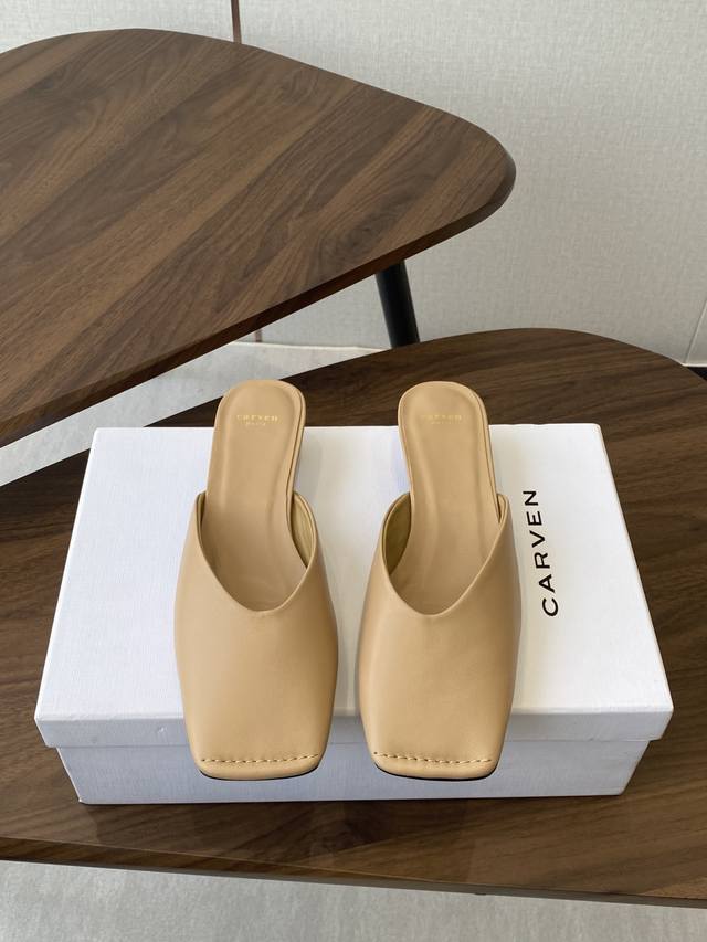 Carven Ss 新品穆勒拖鞋 方头设计独具匠心 简约线条勾勒出利落轮廓 尽显现代感与时尚张力 一脚蹬的便捷款式 融合慵懒随性与精致格调 轻松彰显法式优雅 是
