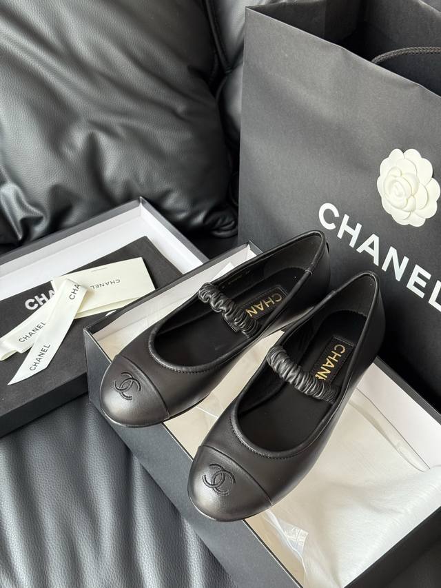 Chanel 香奈儿25A丝绒玛丽珍 香奈儿25A 这一季没有遇见心仪的运动鞋，一眼看中了这双丝绒玛丽珍，真的是太乖啦！鞋子整体也好软哦，脚感太舒服了！ 真丝丝