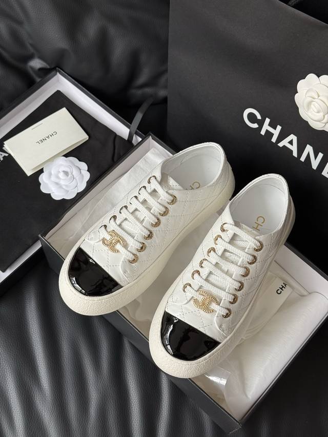 Chanel香奈儿25A增高显瘦的饼干鞋 经典款鞋头用了漆皮材质，瞬间提亮的感觉！ 软皱小牛漆皮，质感超赞！ 微微大头的鞋型，很是可爱又端庄 Size 35-4
