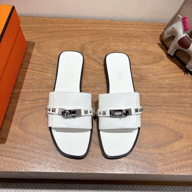Hermes...爱马仕平底拖鞋！2025新品+爆款系列！ 真皮大底，独家开模五金扣，进口牛皮 春夏拼色兼具颜值舒适度的单品！ 渠道货源 女码：35-39 可订