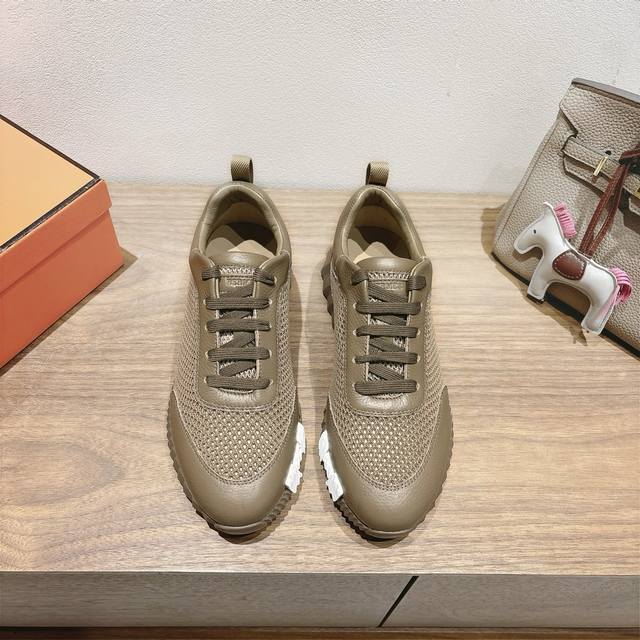 Hermes 爱马仕Ss25 New Arrival～休闲运动鞋！ 专柜大热情侣款，H家配货首选鞋履！ 是爱马仕经典款 每一季都会出很多颜色 绝对是最值得买的配
