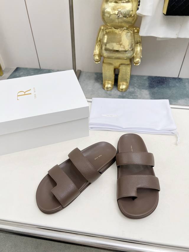 顶级版本 The Row 25Ss 春夏新款简易皱面简易平底 夹脚拖鞋！ Therow一贯的极简风格 干净利落的版面设计 没有任何装饰 仅以设计为亮点 凸显气质