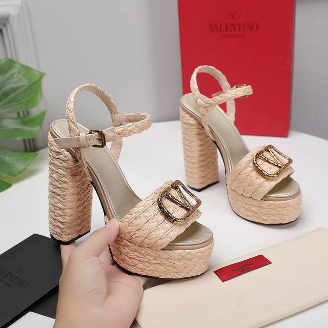 皇冠 顶级代购版本 Valentino 华伦天奴Vt 最新金属Logo 皮皮草高跟水台凉鞋！原版购入1:1顶级复刻！精致的楦型设计，侧身弧线完美！精选意大利进口