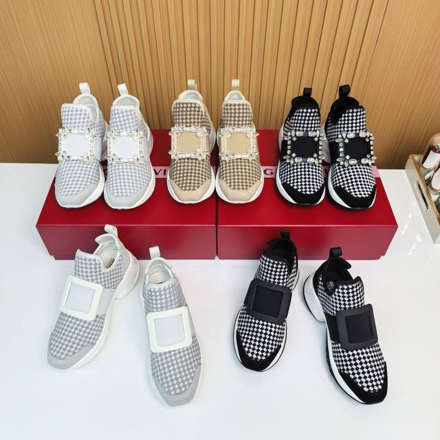 Rv春夏新款Rv女鞋Viv' Run 升级钻扣编织运动鞋 明星同款 运动风潮来袭， 想要增高的小姐姐非常适合这款！ 完美拉伸腿部线条 版型超正 做工细节完美，