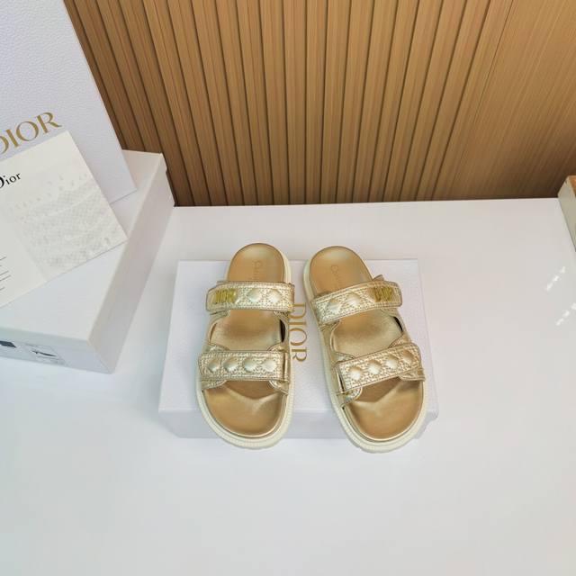 金色电绣拖鞋