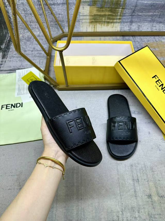 Fendi最新爆款宽饰带平底拖鞋，黑色粒面皮料鞋面和鞋底内垫，以同色系大号手工缝线，36-45码，跑量价