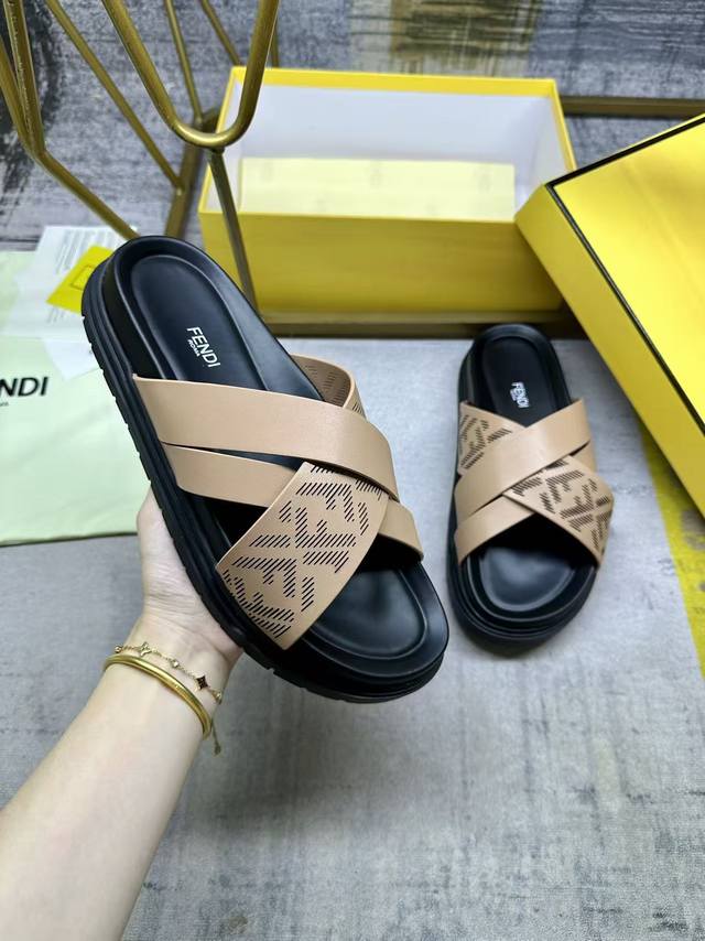 Fendi最新交叉条带拖鞋，浅棕色皮面激光雕刻Ff图案搭配，全部条带油边工艺，防滑橡胶鞋底，男38-45码，