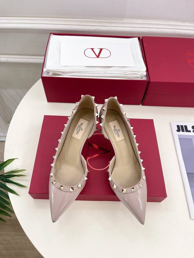 Valentino 华伦天奴 2025Ss春夏新品 Vt尖头内空鉚钉高跟鞋上新 Valentino Garavani 的经典“Roman Stud”系列以全新的
