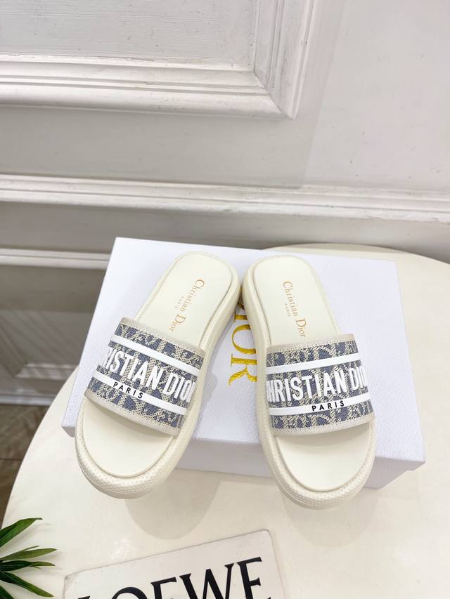 Dior 迪奥 25 2025 早春新品 顶级版本 专柜主打新款 经典刺绣立体滴胶字母沙滩拖鞋 硬货上新 Bs代购级别！高级感十足！国内外博主刷爆的一款，复古又