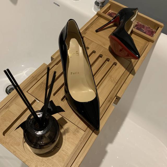 光板波浪漆皮系列 独家鼠年原版复刻礼盒装 包装只会被抄袭，不懂得抄袭别人 材质 采用进口漆皮 跟独家开模材料是合金钢 内里采用意大利进口混种羊皮内里 原版意大利