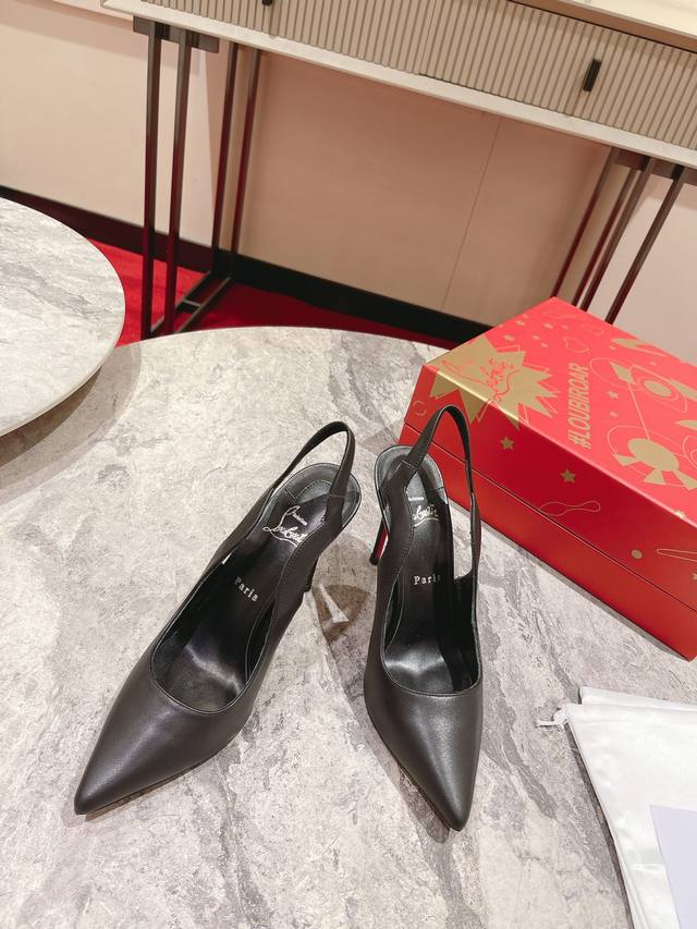 定做不退不换 后来空波浪牛皮 材质 采用进口漆皮 跟独家开模材料是合金钢 内里采用意大利进口混种羊皮内里 原版意大利进口Ar1顶级真皮大底 市场各种价格P都有，