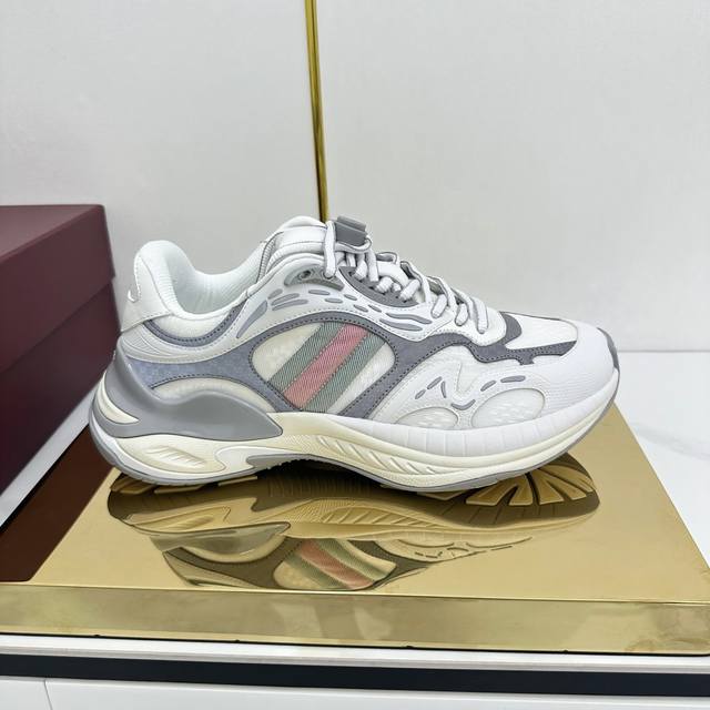 出厂价Pp 顶级版本 Gucci系列 2.0运动鞋重金打造焕新演绎品牌标志性条纹织带元素当复古基因撞上未来感设计这双古驰新鞋直接把潮流阈值拉满 配色卡龙撞色+经