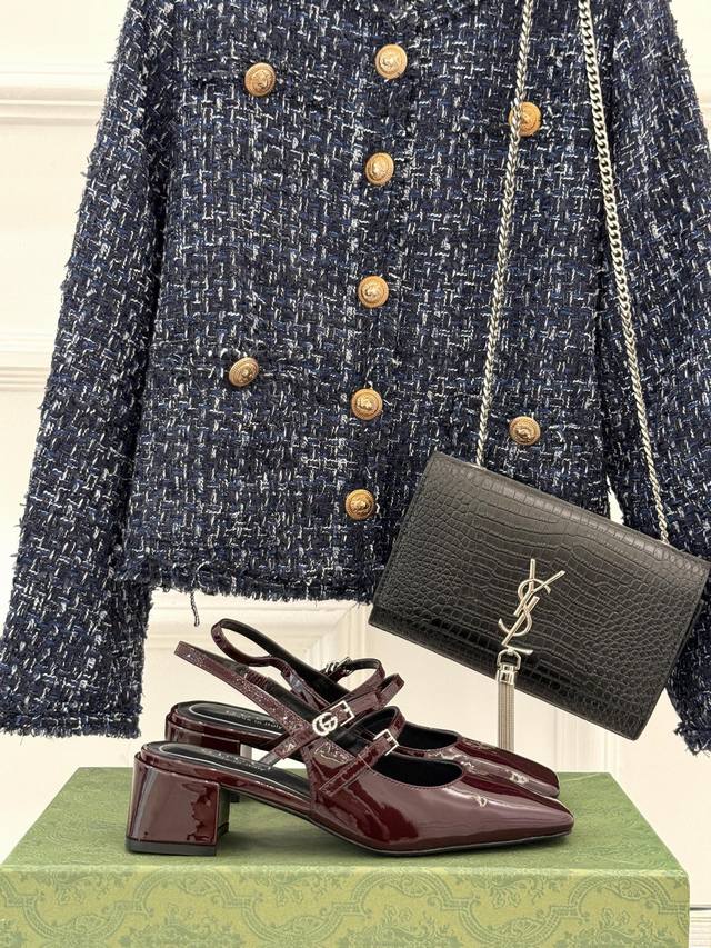 厂价 Gucci 古驰25Ss水钻双G粗跟方头 后空凉鞋 简直是时尚圈的一颗重磅炸弹 方头设计复古又时髦完美修饰脚型 标志性的双G装饰是这双鞋的灵魂所在 精致的