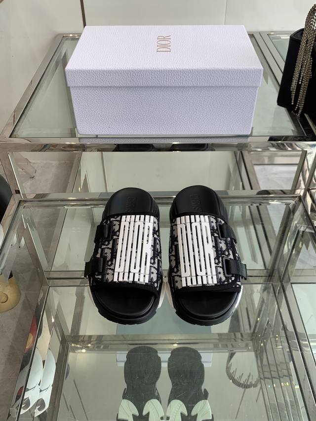Dior25Ss 春夏新款 D字刺绣厚底运动拖鞋 特百搭经典款式 此款休闲鞋采用印花网眼织物精心制作，搭配同色调软发泡大底，大底侧边饰以品牌Logo，打造经典造