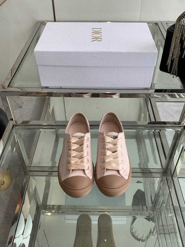 Dior 迪奥 新品Lucky缎面休闲运动鞋 Dior 设计师真的太懂女生夏天的需求了 这次的新品Lucky薄底鞋就像她的名字一样可爱薄底+浅口设计让整双鞋非常