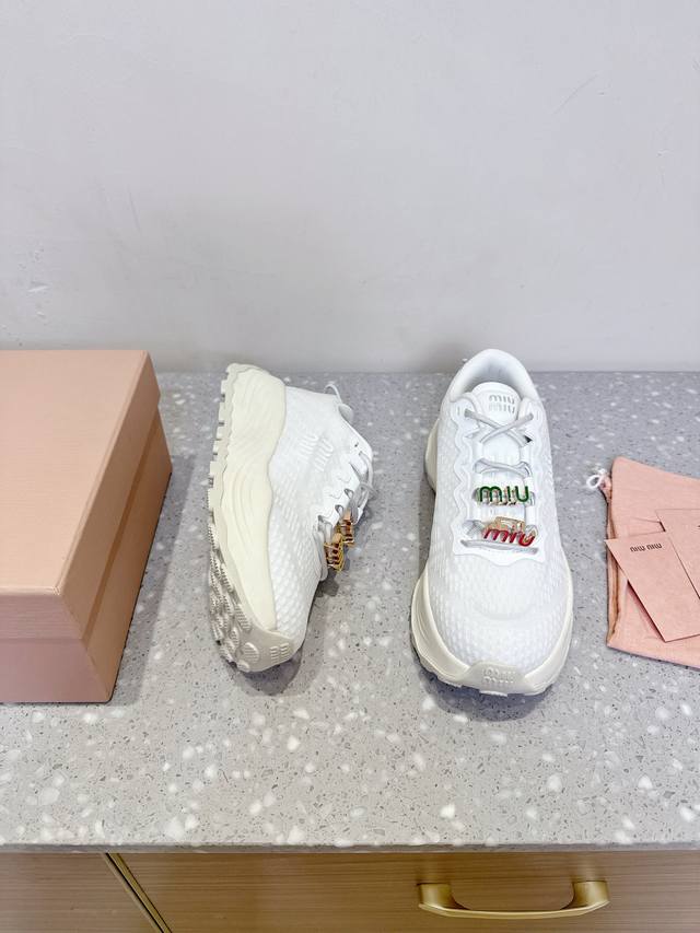 扣饰+45，下单备注 Miumiu缪缪 最新 复古 情侣款 厚底 飞织 休闲 运动鞋 原版购入开发 做货 这款充满个性的大胆技术面料运动鞋因其线条和动态鞋底而脱