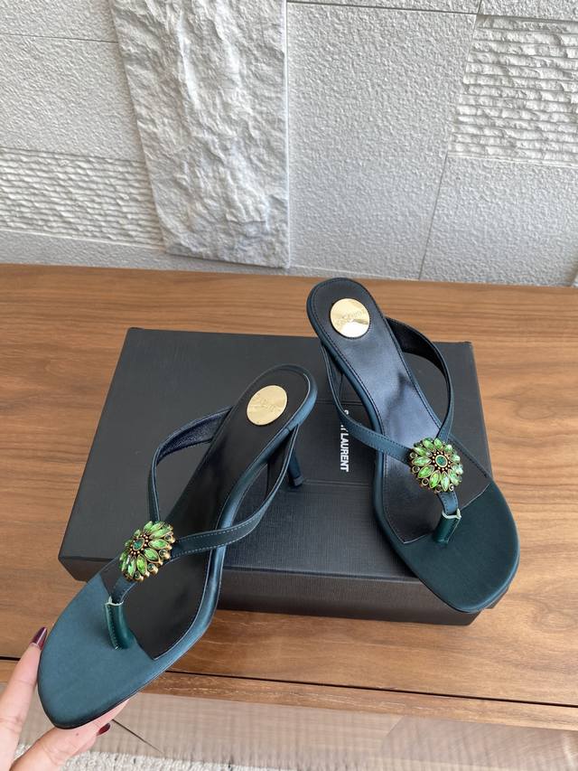 顶级版本: Saint Laurent 圣罗兰 25Ss 夏季新品 彩钻太阳花 人字拖 细跟 高跟 Ysl人字拖高跟鞋，饰以彩色钻石太阳花。鞋垫上饰有圆形圣罗兰