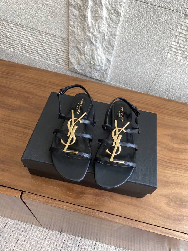 顶级版本: Saint Laurent 圣罗兰 25Ss 夏季新品 Ysl字母扣 凉鞋 Ysl平底凉鞋，面饰三细带点缀饰有金属Cassandre标志，搭配弹性脚