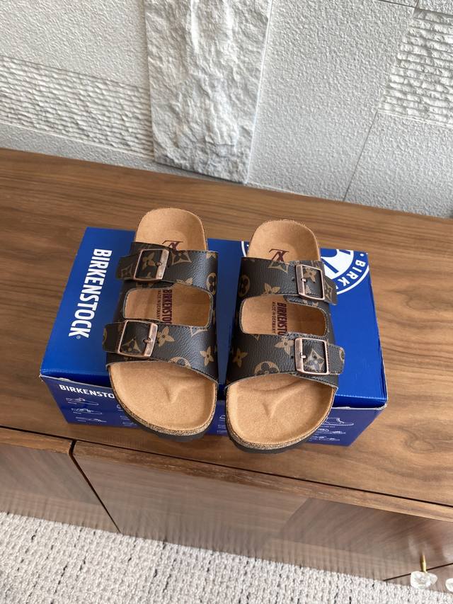 顶级版本: Birkenstock Lv路易威登 联名款 夏季新款 情侣款 软底 Arizona双扣 凉拖鞋 Birkenstock Lv路易威登 联名款 推出