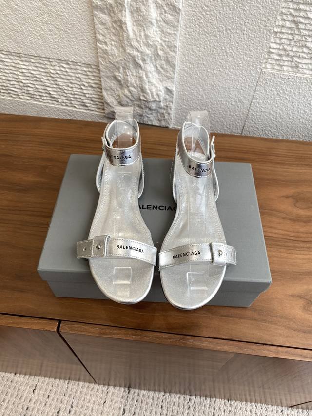顶级版本: Balenciaga巴黎世家 25Ss 夏季新品 一字带 扣带 交叉后绕带 平底 凉鞋 巴黎世家平底凉鞋简洁而不失个性，采用牛皮面设计一字扣带式和交