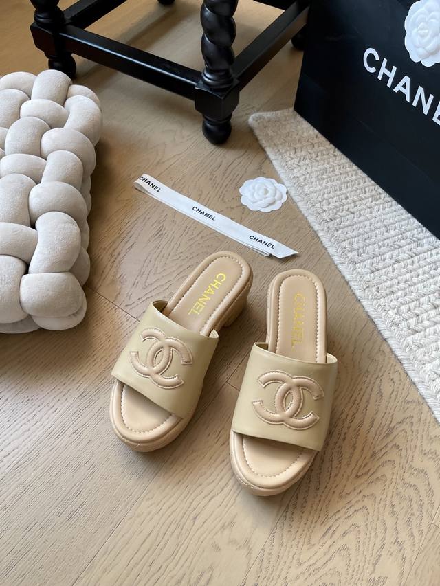 Chanel 25K新款厚底拖鞋！ 顶级版本！抢先发售 鞋面羊皮 垫脚羊皮 原版防滑大底 码数：34-41 34 40 41 定制不退换