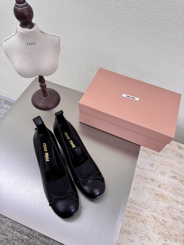 方跟 Miu'miu 25 秋鞋 舒适松紧搭配 小蝴蝶结 系列 黑色 蝴蝶结 对版 跟高 7.5厘米 系列 Miu'miu 经典舒适 制作 原版一致 意大利真皮