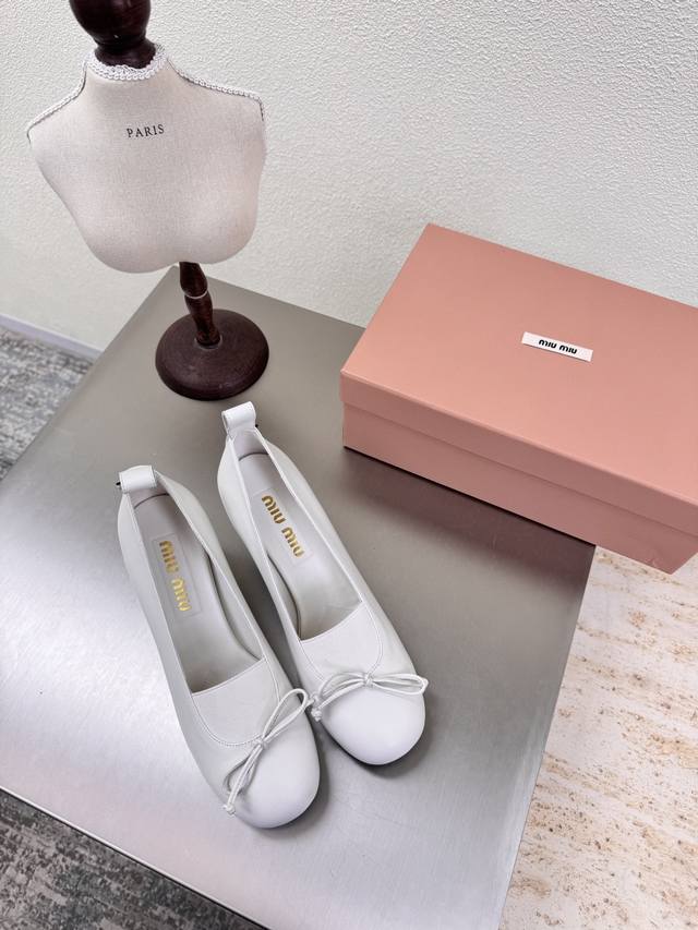 方跟 Miu'miu 25 秋鞋 舒适松紧搭配 小蝴蝶结 系列 白色 蝴蝶结 对版 跟高 7.5厘米 系列 Miu'miu 经典舒适 制作 原版一致 意大利真皮