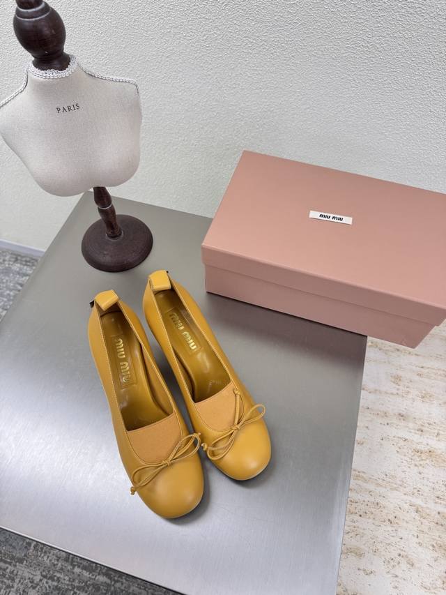 方跟 Miu'miu 25 秋鞋 舒适松紧搭配 小蝴蝶结 系列 姜黄 蝴蝶结 对版 跟高 7.5厘米 系列 Miu'miu 经典舒适 制作 原版一致 意大利真皮