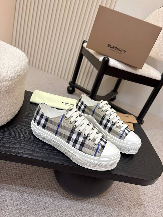 男女款 ！ Burberry2025爆款出炉，历经三年经典格子回归，百搭，装饰精纺 Burberry 格纹图案。搭配网眼内衬和格纹鞋带，橡胶鞋底饰有典藏 Bur